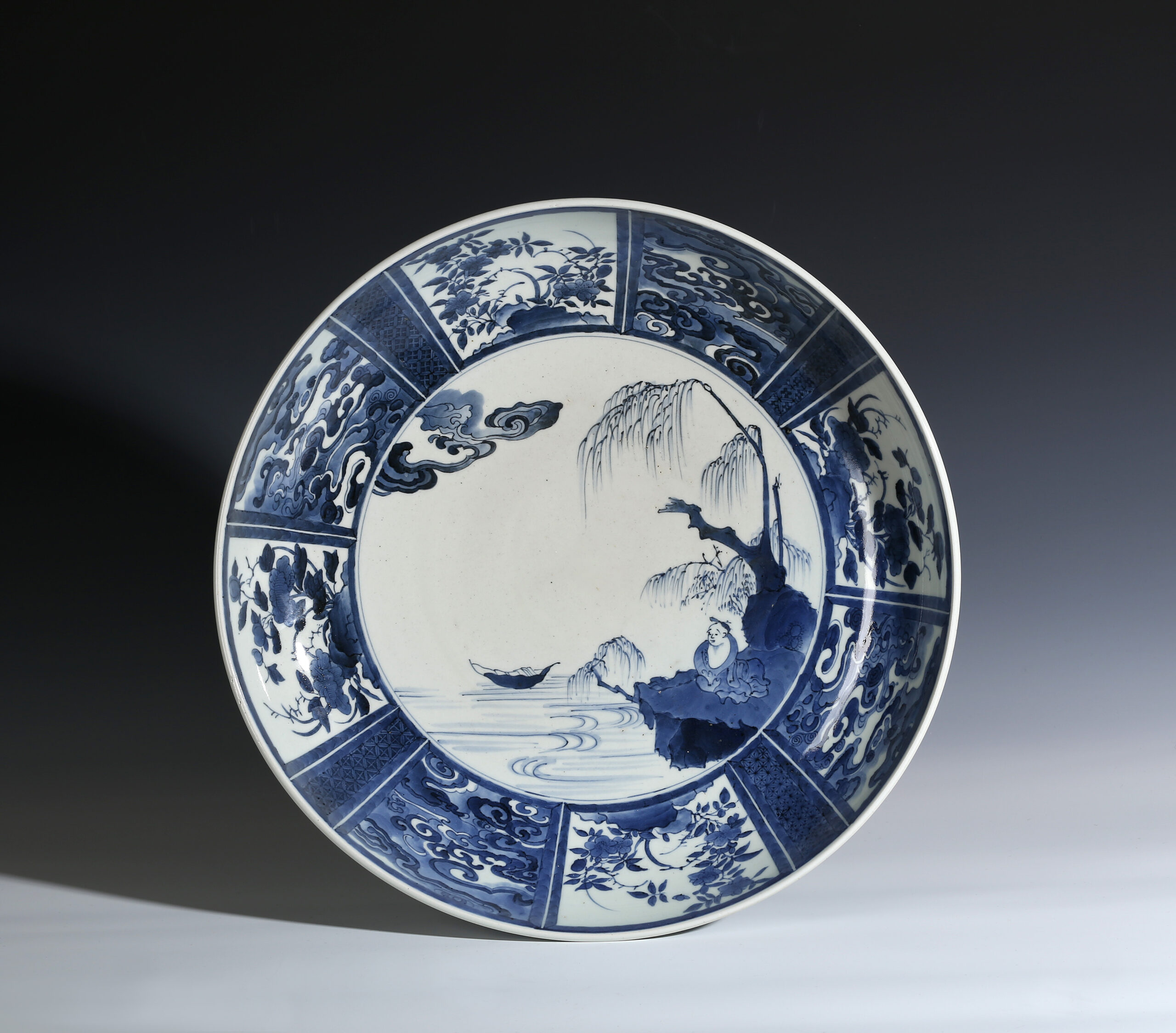 A LARGE JAPANESE BLUE AND WHITE DISH