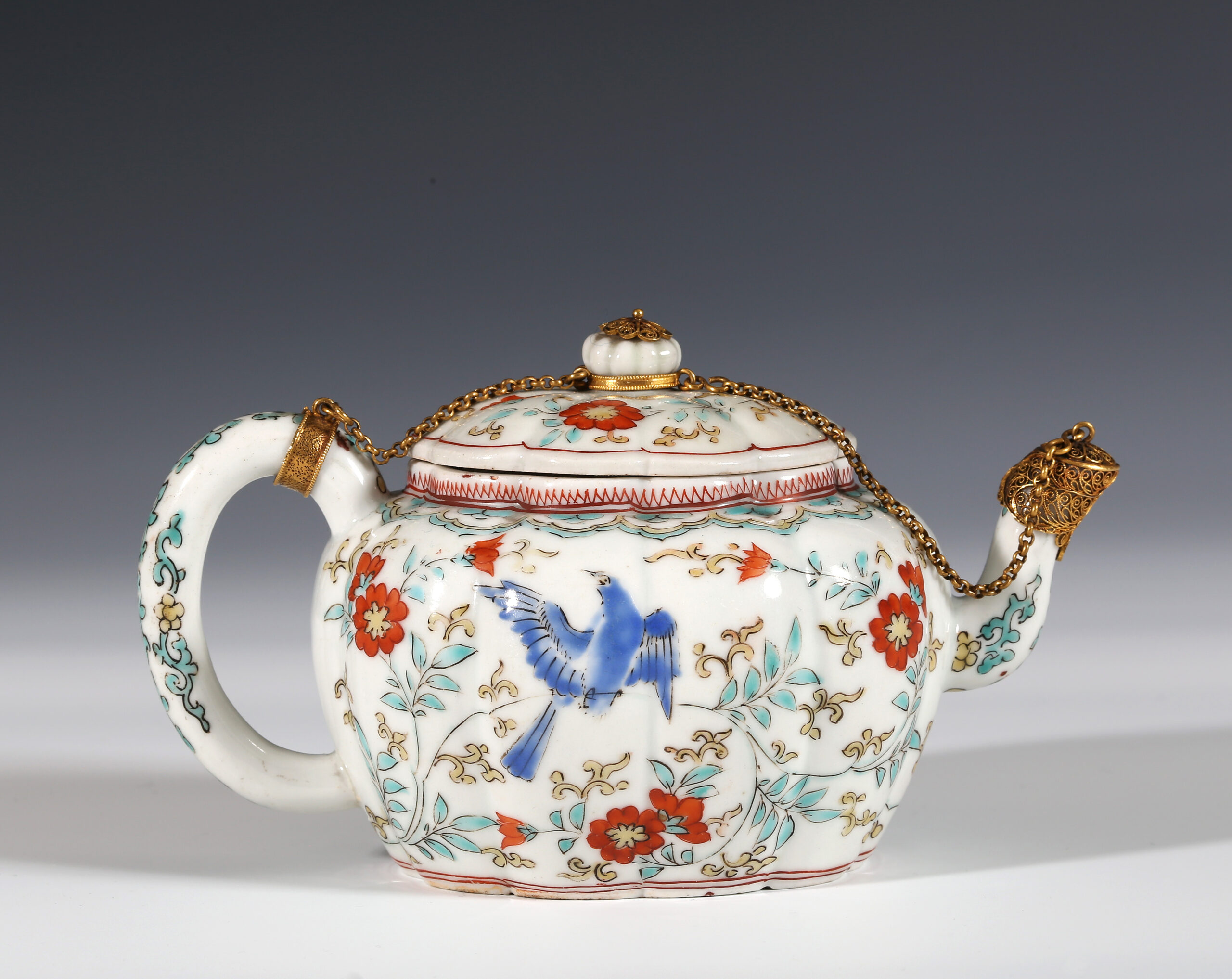 A JAPANESE KAKIEMON GOLD FILIGREE MOUNTED TEAPOT