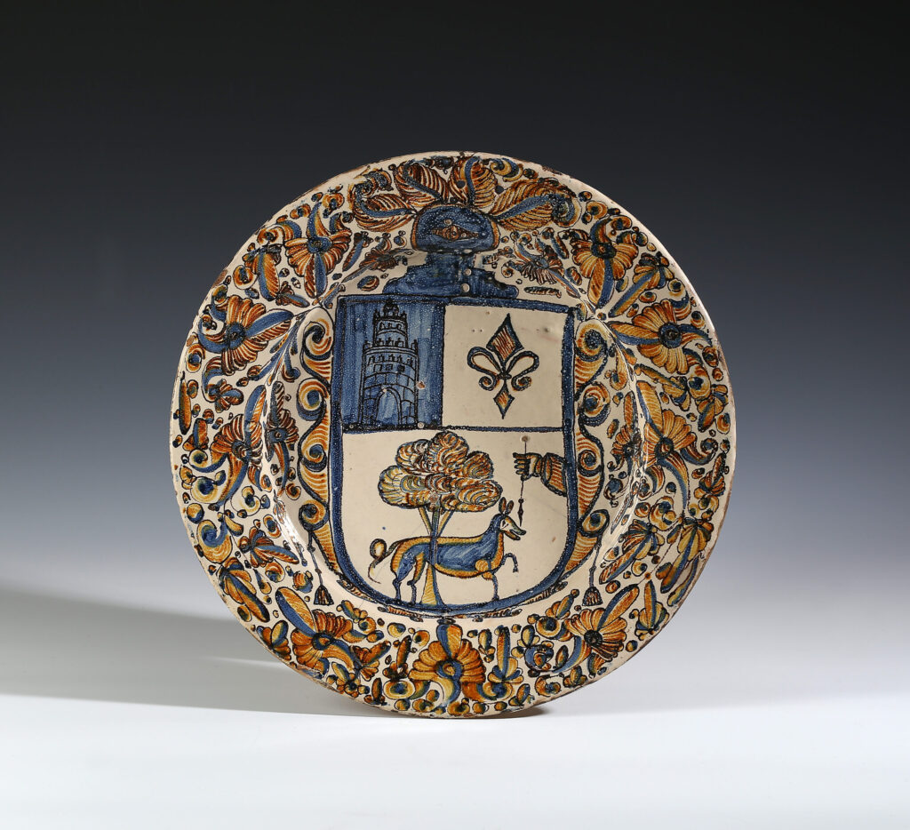 A SPANISH ARMORIAL ‘TRICOLOR’ DISH