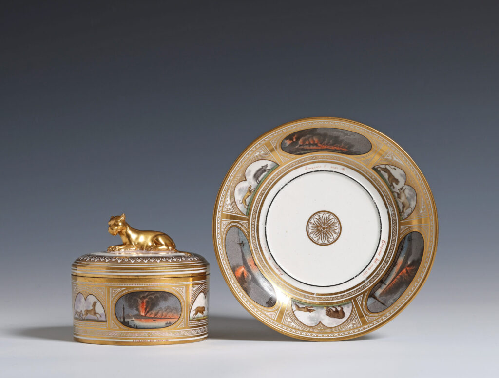 A NAPLES PORCELAIN BOX, COVER AND STAND REAL FABBRICA FERDINANDEA