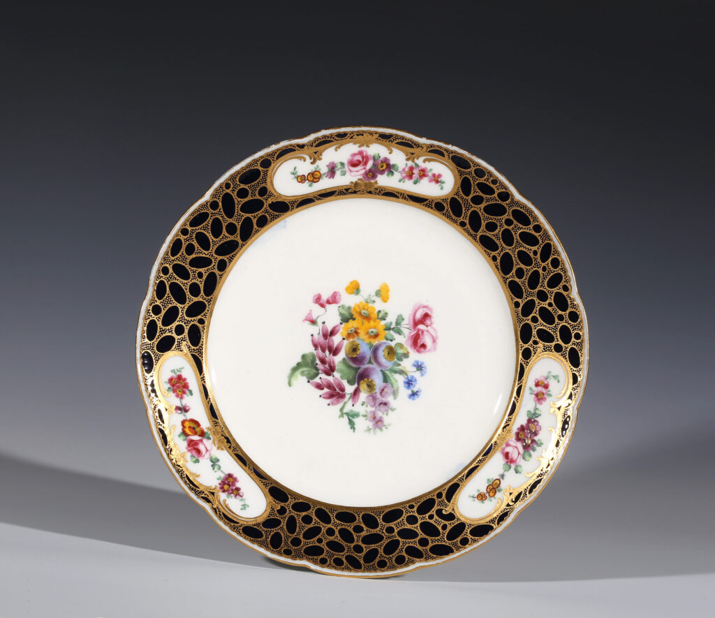 A SÈVRES PLATE, assiettes à godrons